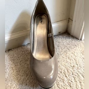 Mossimo glossy tan stiletto. Size 9
